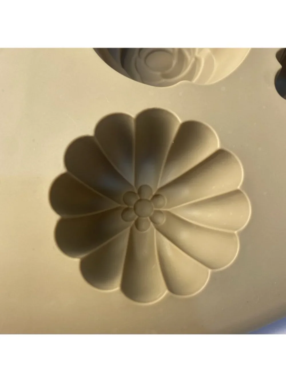 Pampered Chef Silicone Bakeware Floral Cupcake Pan Item #1613